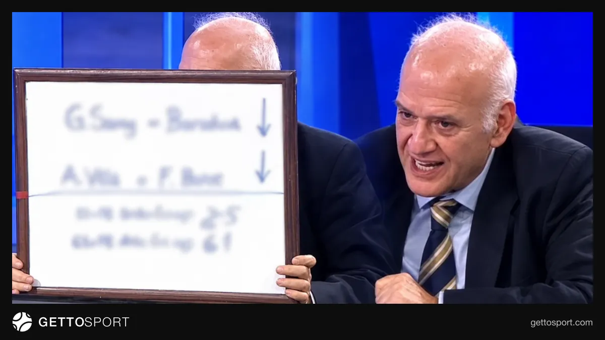 Ahmet Çakar televizyon stüdyosunda Beyaz Futbol programında konuşurken