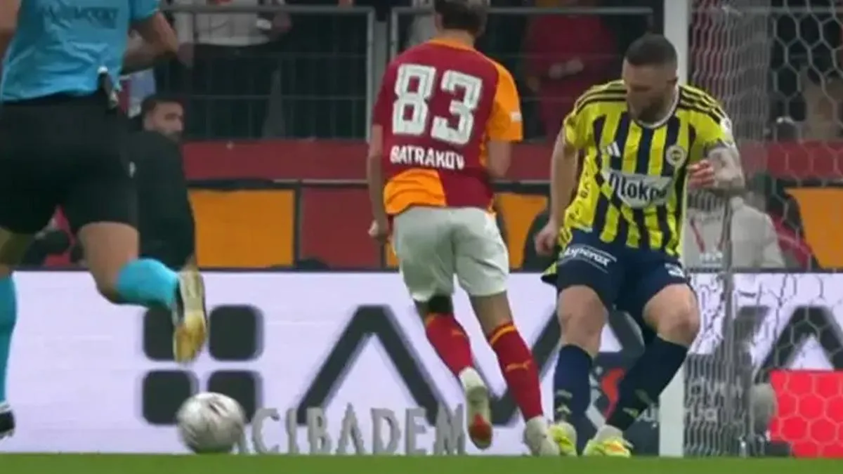 Hakem tartışması yapan futbol yorumcuları ve derbi maçından bir görüntü