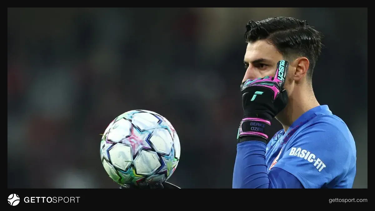 Lille-Galatasaray maçında Barış Alper topa vururken ve Berke Özer kalede