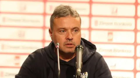 Ahmet Yavuz basın toplantısında konuşurken