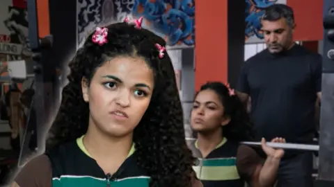 Aidə Rzayeva kubok və medalla çəkilmiş şəkli, idman zalında