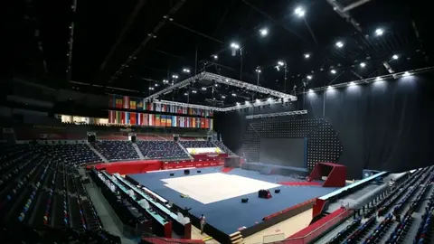 Milli Gimnastika Arenasının köməkçi zalında gimnastların çıxışı