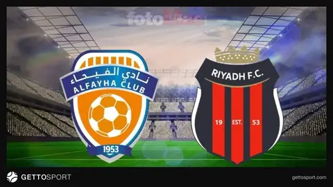 Al-Fayha ve Al-Riyadh futbolcuları maç öncesi ısınma yaparken