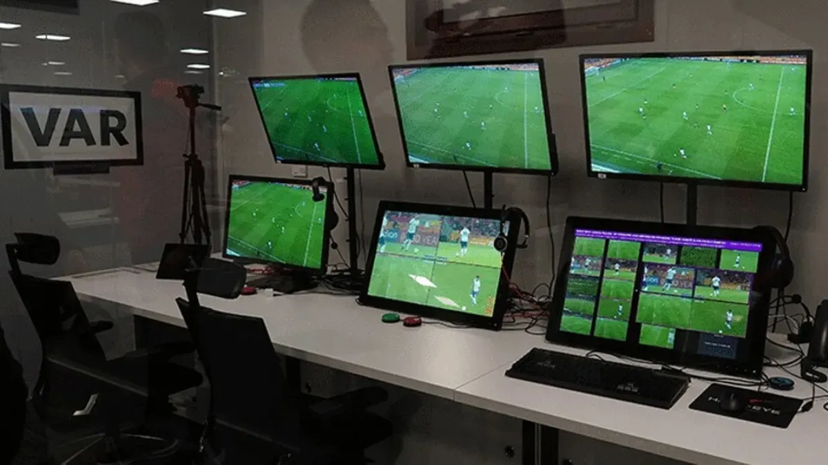 Hakem Alan Kijas VAR monitörü başında