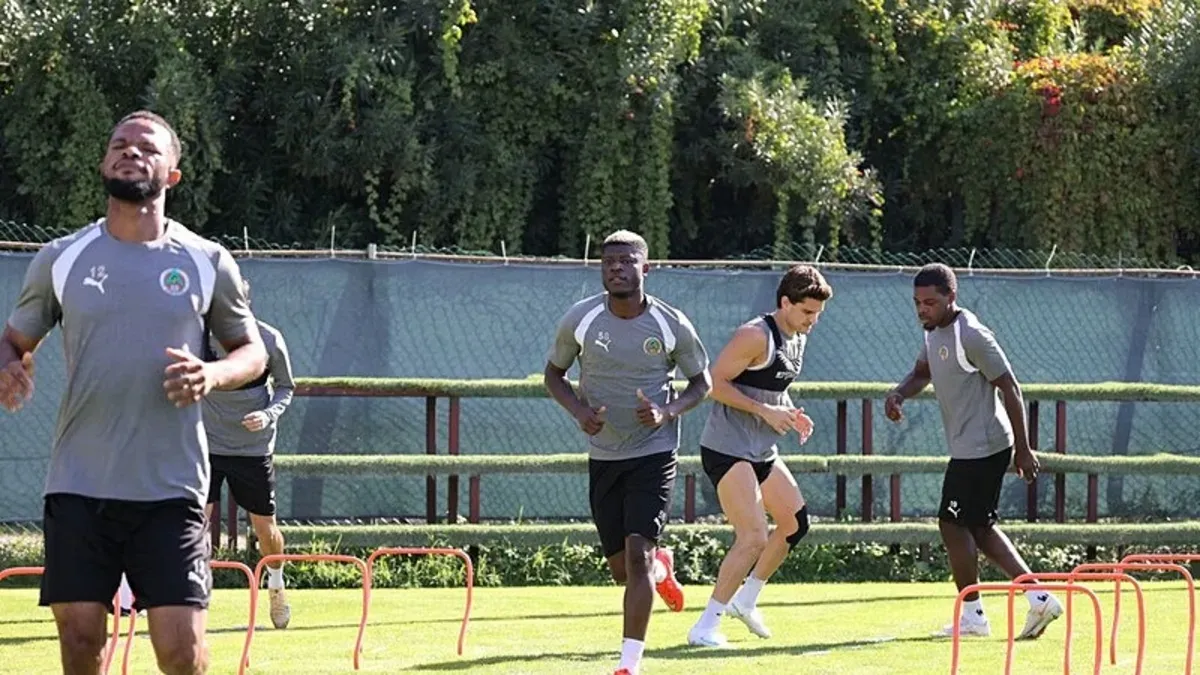 Alanyaspor futbolcuları antrenmanda hazırlık yaparken
