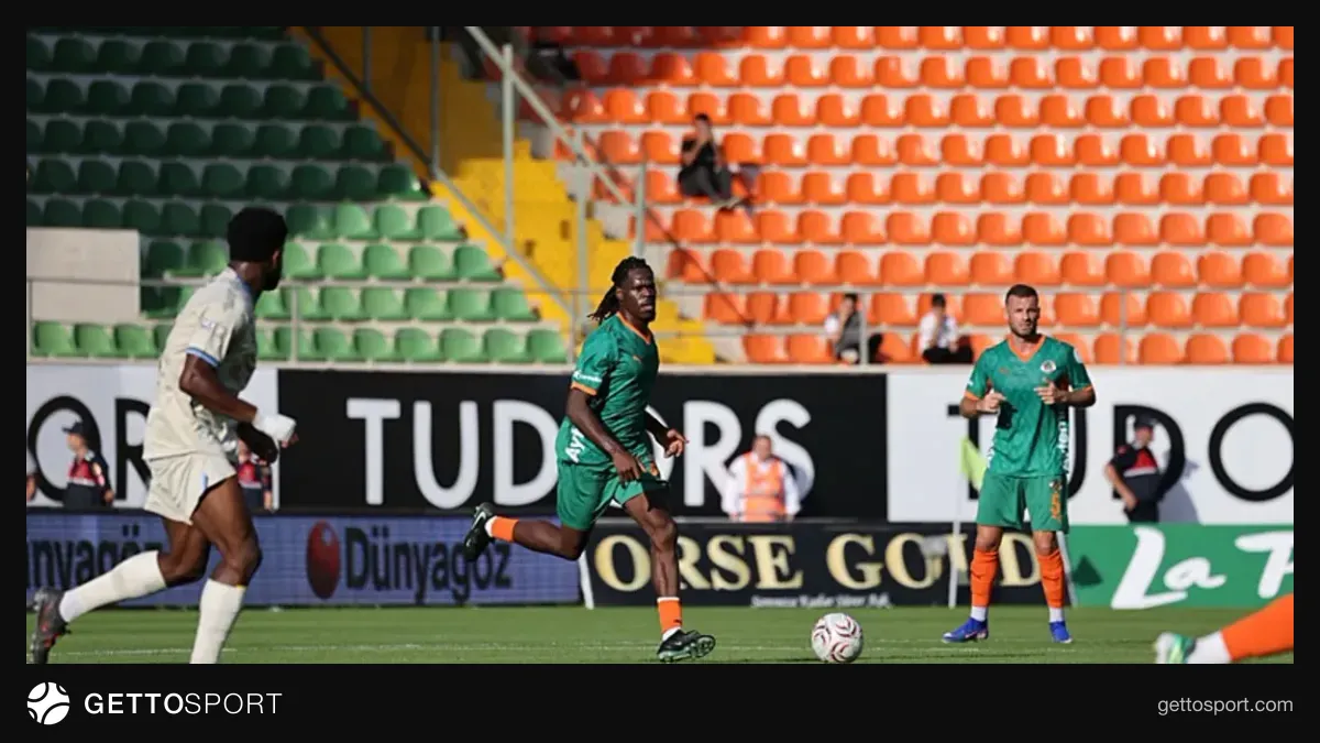 Alanyaspor ve Erzurumspor kalecileri maçta topu kurtarmaya çalışırken