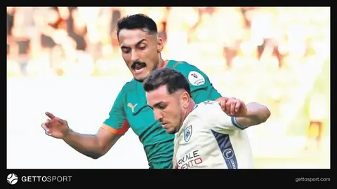Alanyaspor ile Erzurumspor oyuncuları mücadele ederken, kaleciler kurtarış yapıyor
