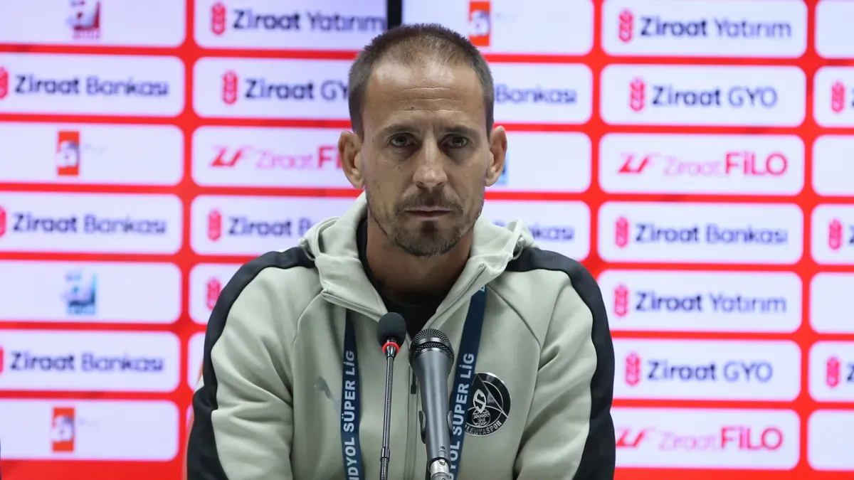 Joao Pereira basın toplantısında konuşurken, Alanyaspor arka planda