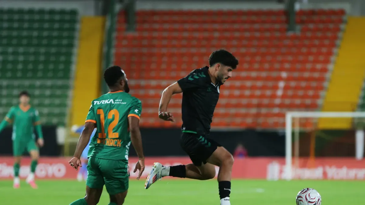 Alanyaspor oyuncuları gol sevinci Alanya Oba Stadyumu