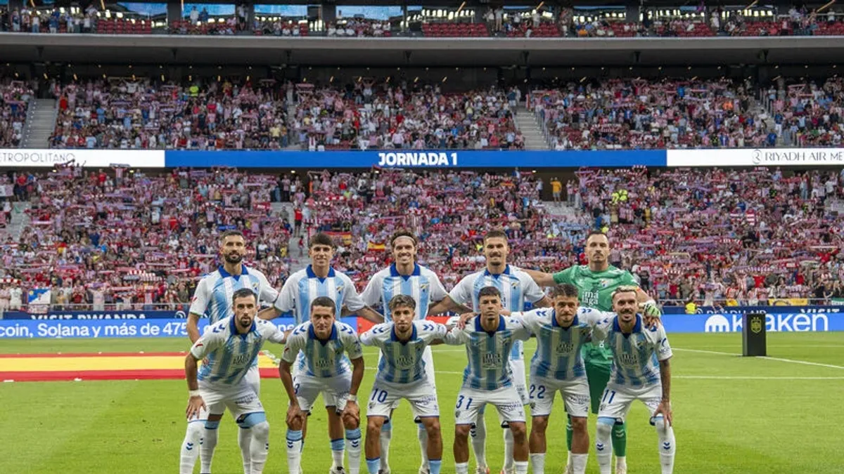 Alaves və Malaqa oyununda topa vuran futbolçu