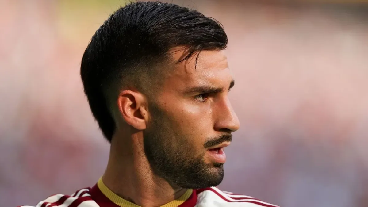 Aleks Baena Atletico forması ilə topu sürür