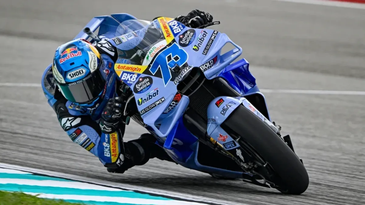 Aleks Markes motosiklet üzərində trasda