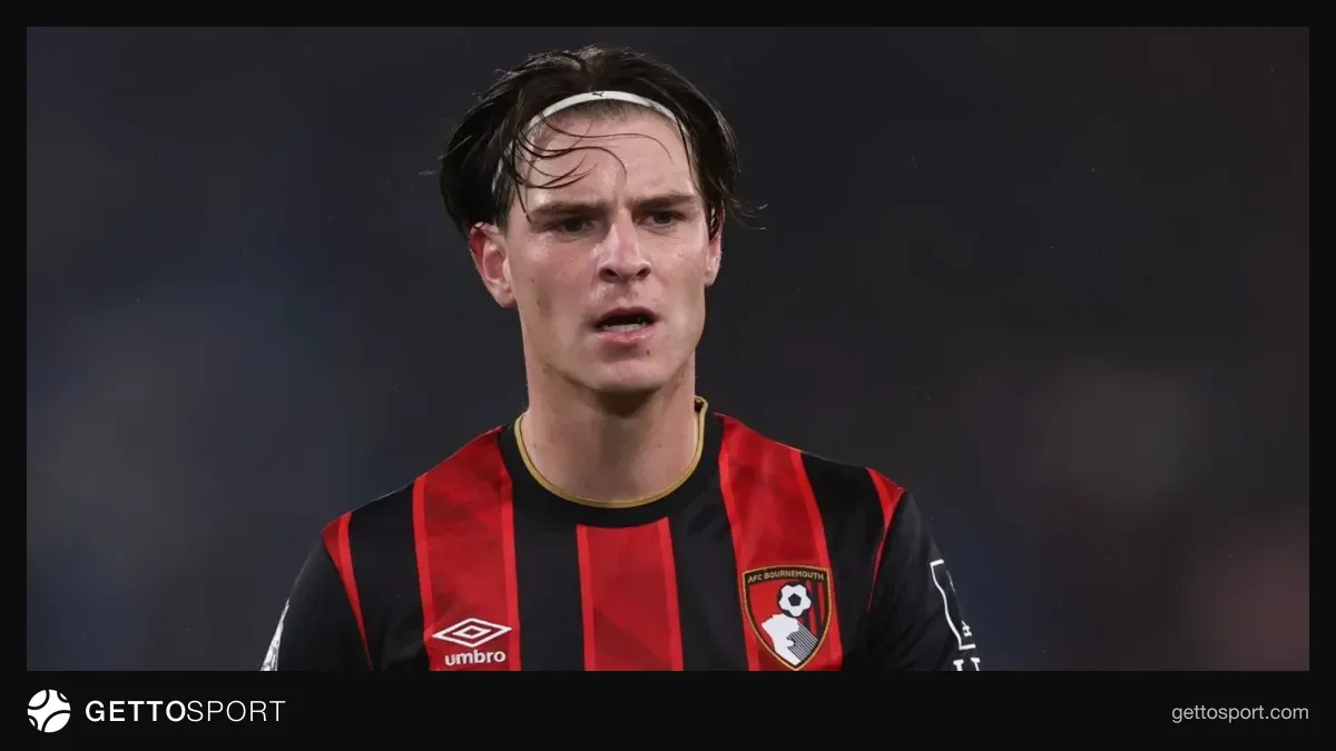 Aleks Skott Bornmut formasında topa toxunur