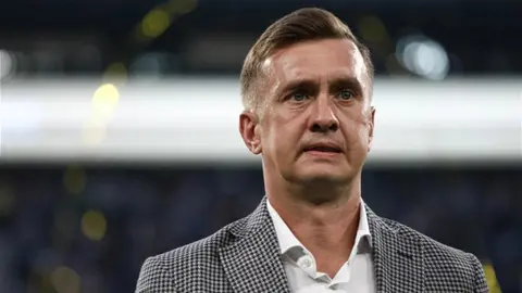 Aleksandr Alayev mətbuat konfransında danışır