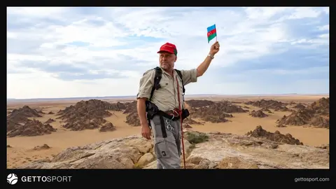Aleksandr Nəcəfov dağlarda müsahibə verərkən