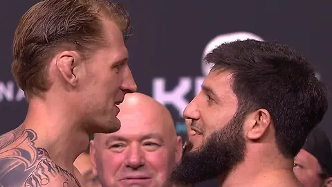 Aleksandr Volkov UFC qalibi kimi qollarını qaldırır