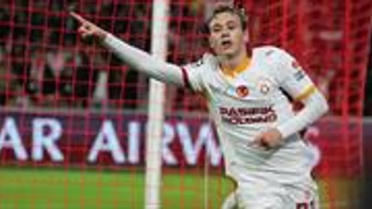 Galatasaray formasıyla Aleksey Batrakov saha içinde top sürüyor