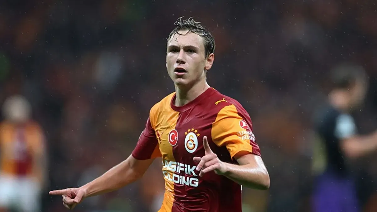 Aleksey Batrakov Galatasaray formasıyla maç sırasında top sürüyor