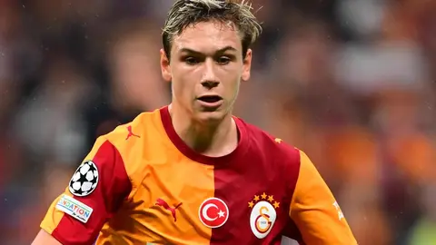 Galatasaray formasıyla Aleksey Batrakov top sürerken