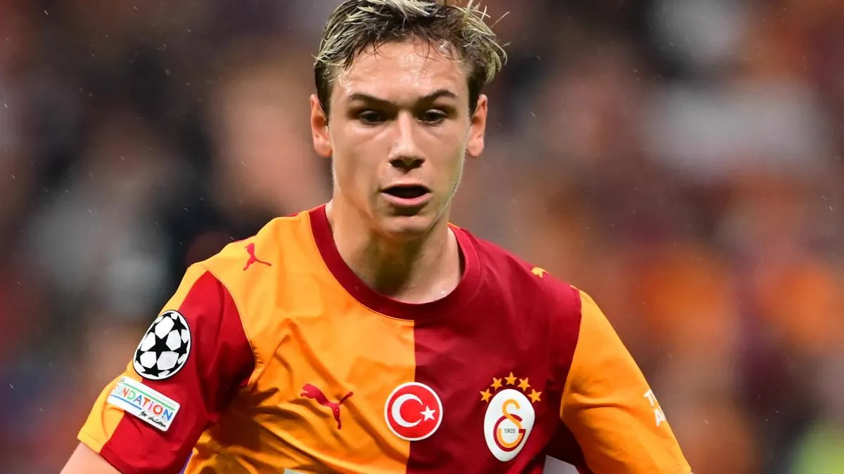 Galatasaray formasıyla Aleksey Batrakov top sürerken
