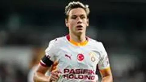 Aleksey Batrakov Galatasaray formasıyla top sürüyor