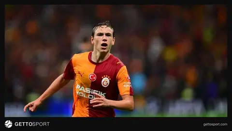 Aleksey Batrakov gol sevincini takım arkadaşlarıyla yaşıyor, arka planda Rams Park tribünleri