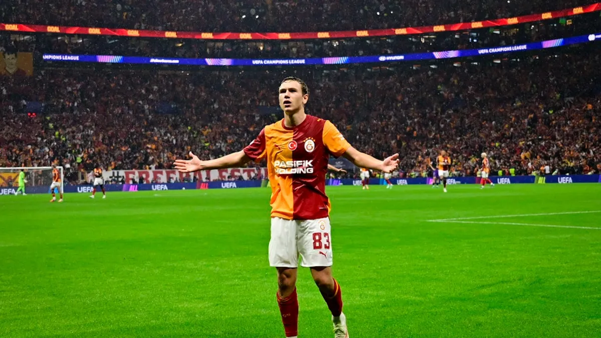 Aleksey Batrakov Galatasaray formasıyla top sürüyor