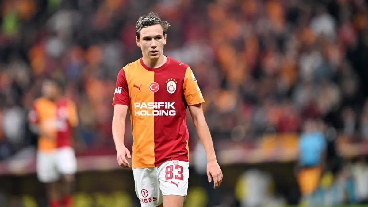 Aleksey Batrakov tribünleri gezerken taraftarların gösterisi ve dev Galatasaray bayrağı