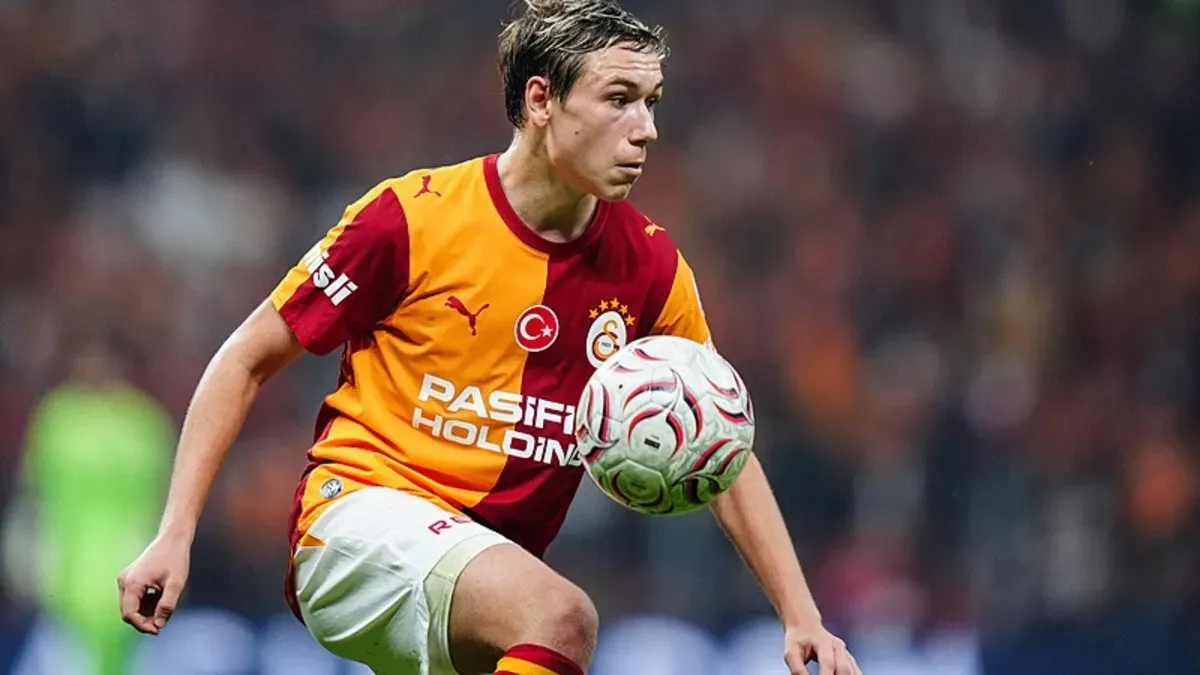 Aleksey Batrakov maç sırasında Galatasaray-Fenerbahçe derbisinde top sürüyor