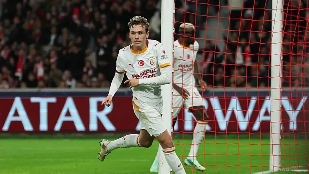 Aleksey Batrakov şut veya gol sevinci yaşarken
