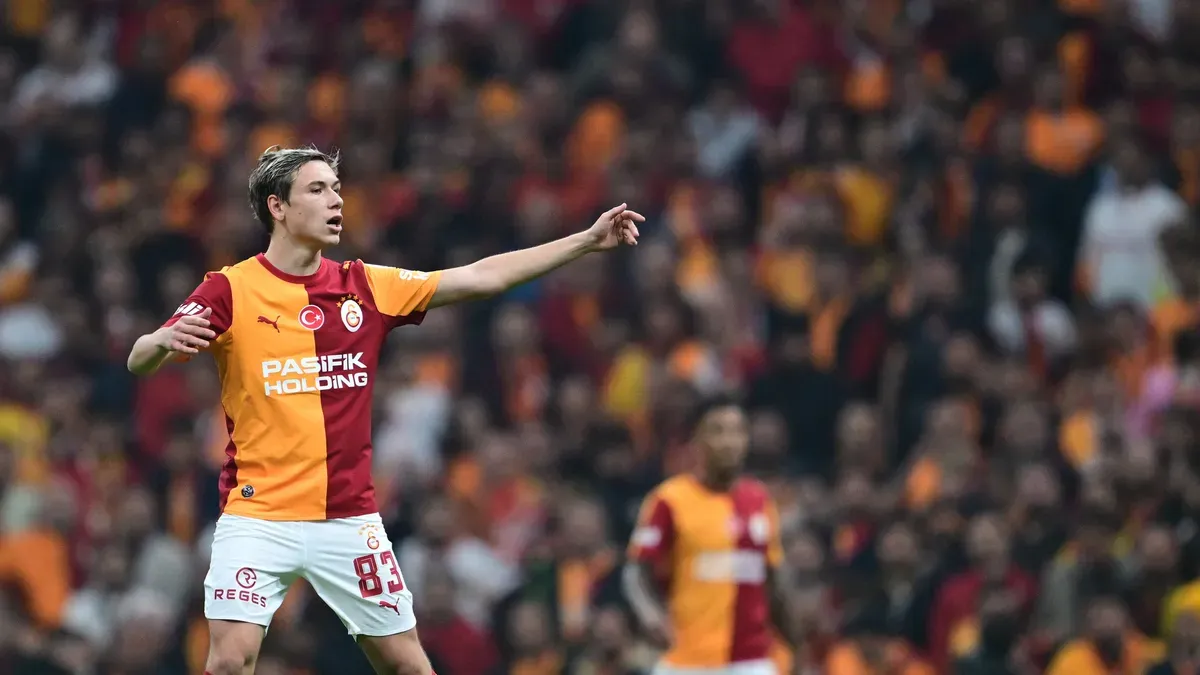 Galatasaray formasıyla Aleksey Batrakov sahada derbi sırasında