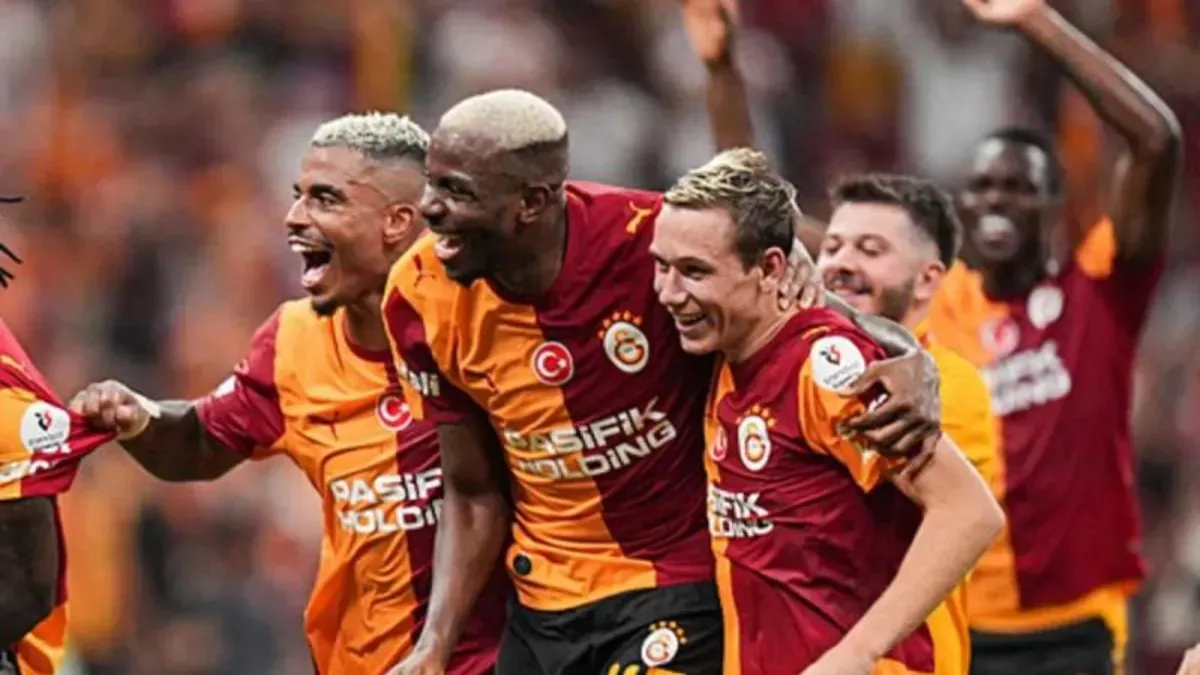 Aleksey Batrakov takım antrenmanında top sürerken