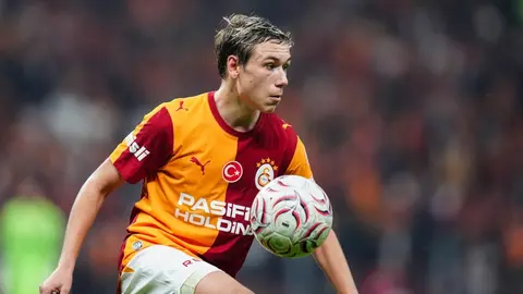 Galatasaray formasıyla Aleksey Batrakov top kontrolü yaparken