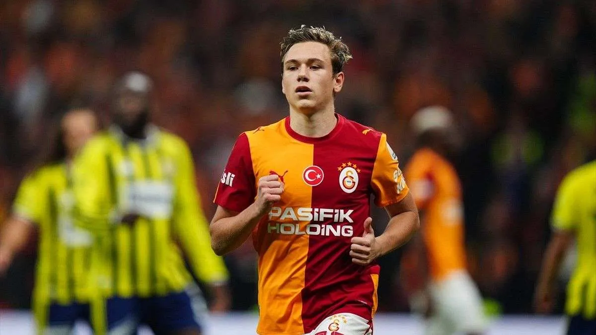 Aleksey Batrakov sahada Galatasaray formasıyla top sürüyor