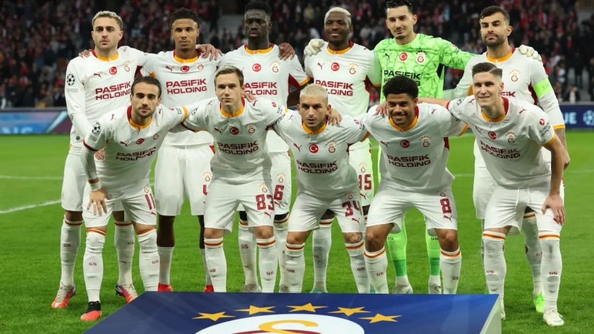 Aleksey Batrakov Galatasaray formasını giyerken saha görüntüsü