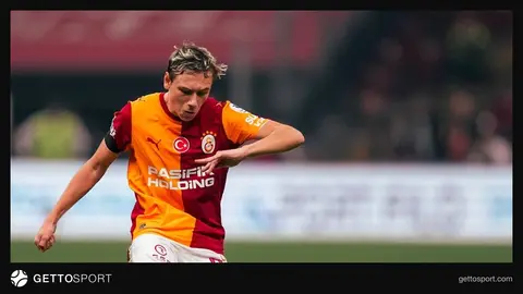 Aleksey Batrakov Galatasaray formasıyla top sürerken