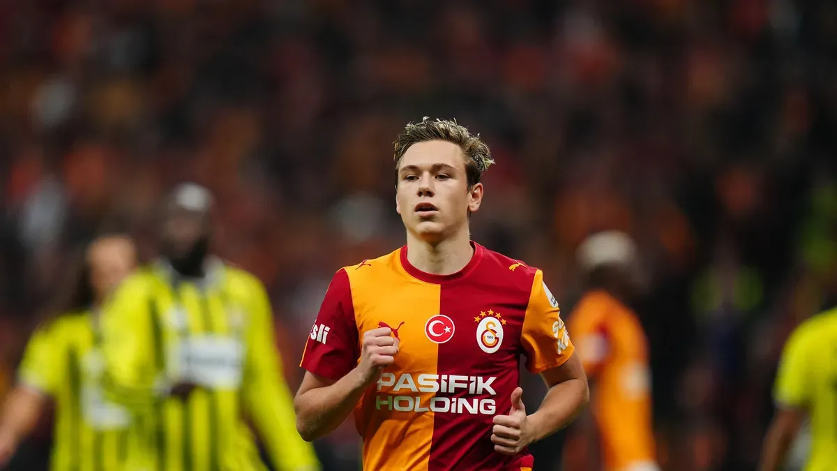 Aleksey Batrakov Galatasaray formasıyla maç sırasında