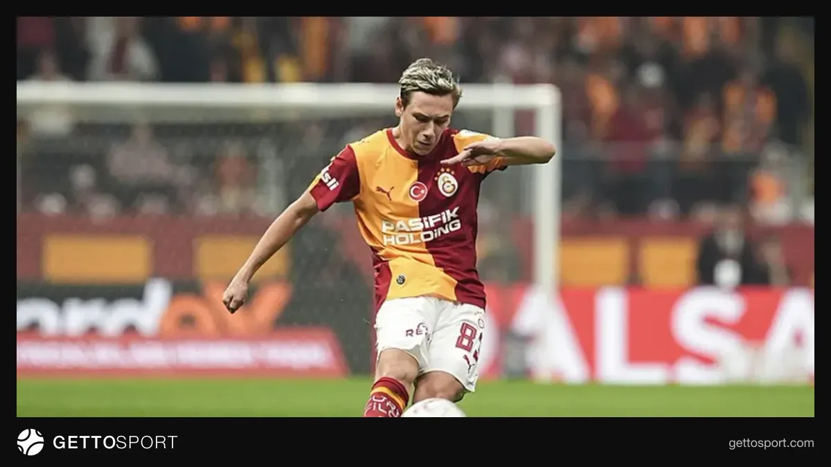 Aleksey Batrakov top sürerken ve pas hazırlığı yaparken görüntüsü