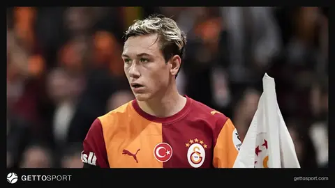 Aleksey Batrakov Galatasaray formasını giyerken üzgün ifadeyle kenara doğru yürüyor