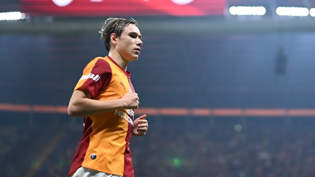 Aleksey Batrakov Galatasaray formasıyla gol sevincinde
