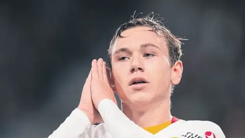 Aleksey Batrakov formasını giymiş şekilde gol sonrası taraftarı selamlıyor