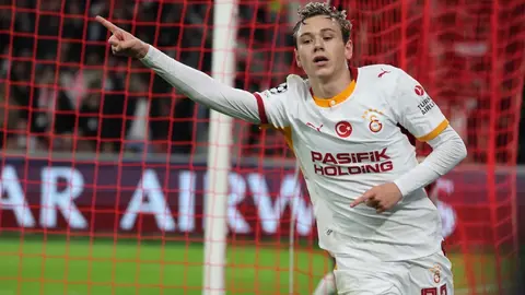 Aleksey Batrakov Galatasaray formasıyla sahada top sürerken