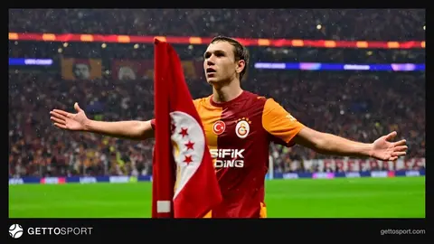Aleksey Batrakov Galatasaray formasıyla maçta top sürüyor