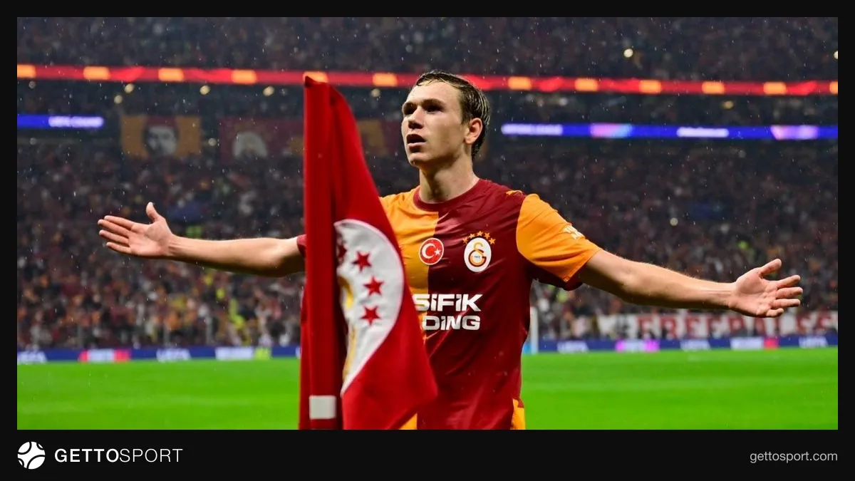 Aleksey Batrakov Galatasaray formasıyla maçta top sürüyor