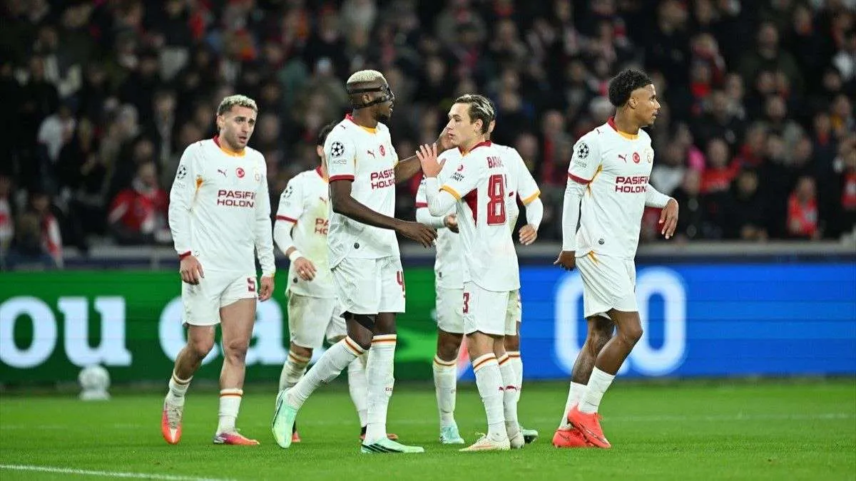 Aleksey Batrakov Galatasaray formasıyla gülümserken, takım otobüsünde oturan Victor Osimhen