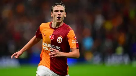 Aleksey Batrakov Galatasaray formasıyla top sürerken