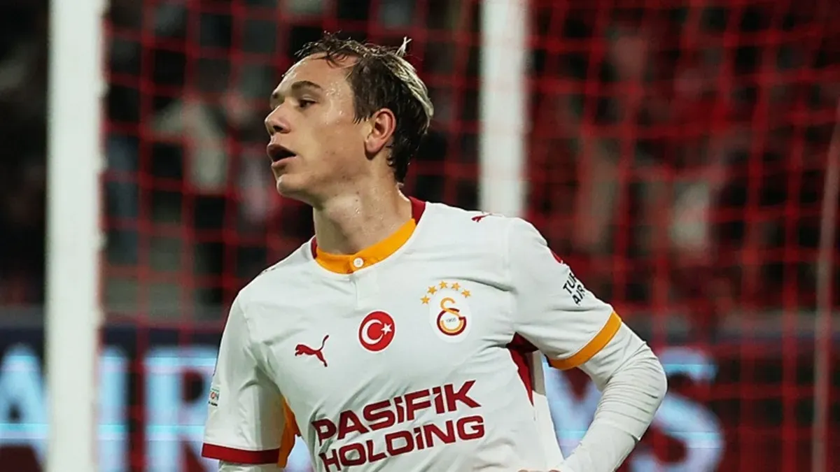 Aleksey Batrakov top sürerken Galatasaray formasıyla