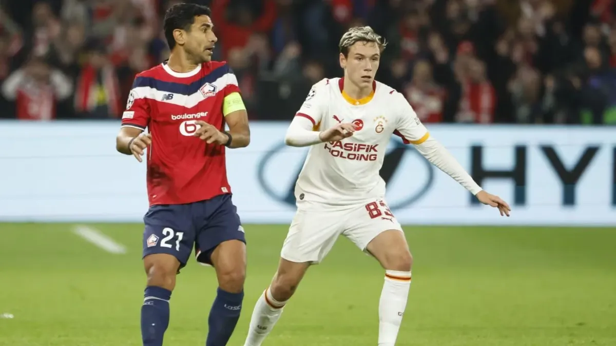 Aleksey Batrakov "Qalatasaray" forması ilə qol sevinci qeyd edir