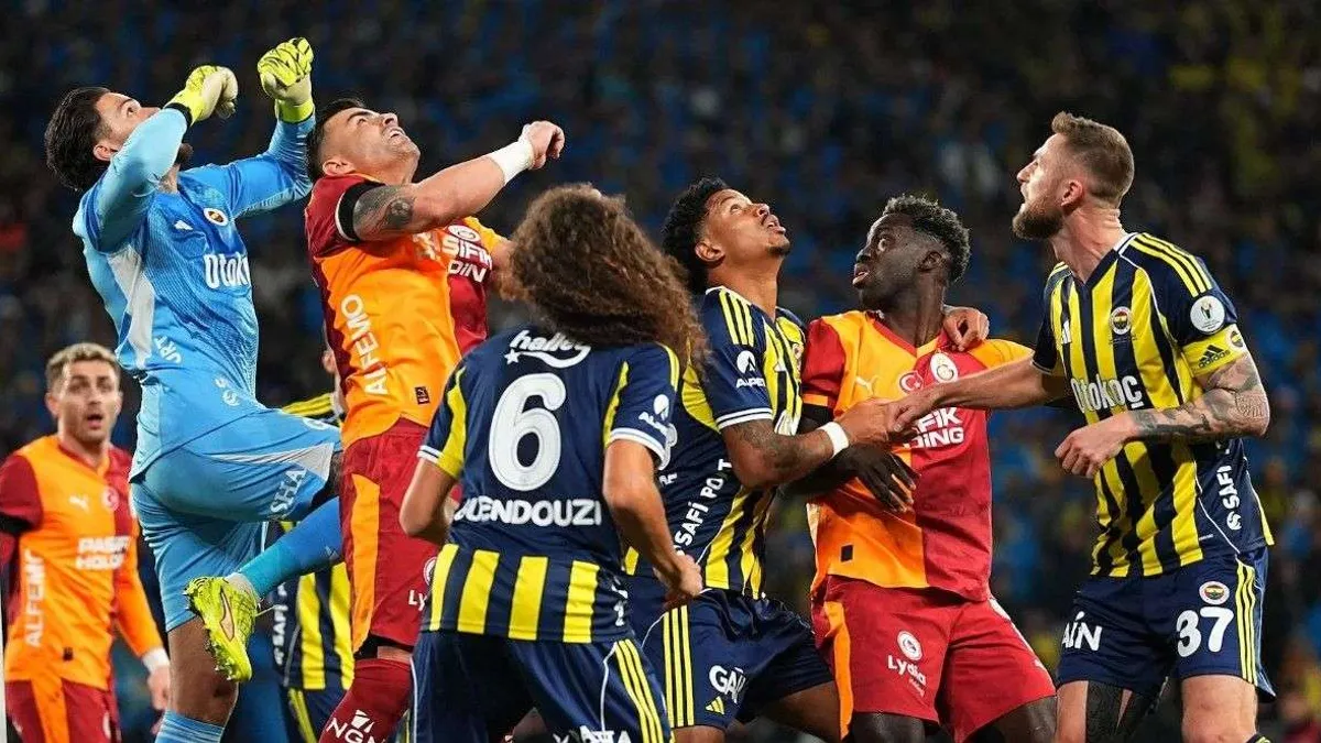 Rams Park Stadı'nda Galatasaray-Fenerbahçe derbisinde izleme yapan scoutlar