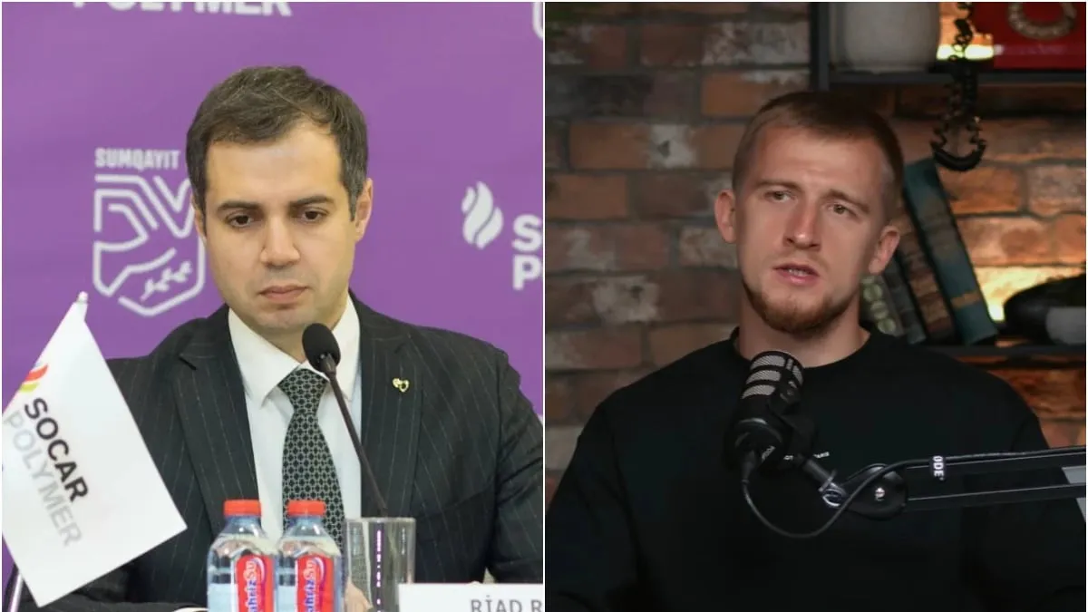Aleksey İsayev mikrofon qarşısında podkastda danışarkən